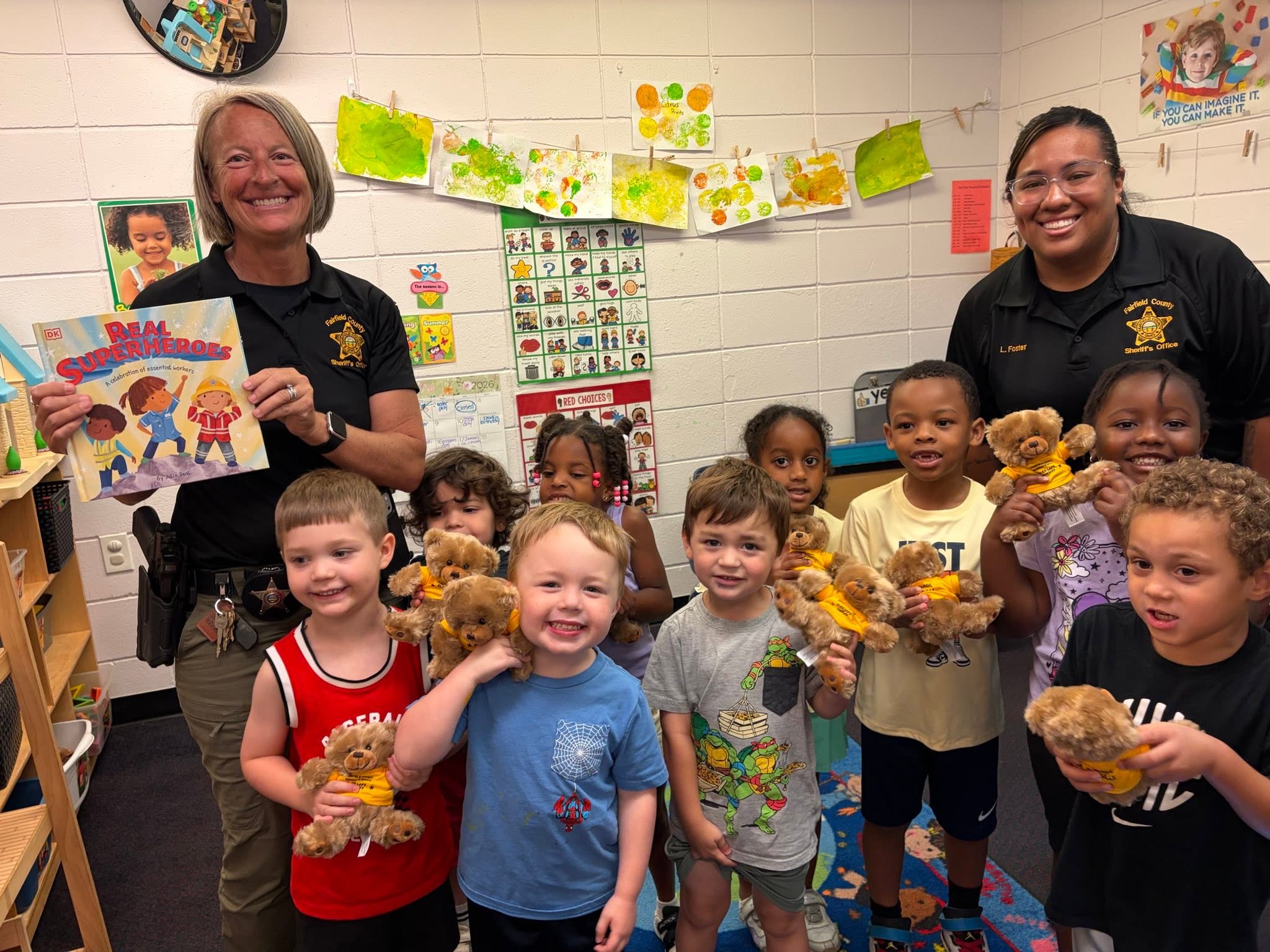 Deputies reading with children at Pickerington Little Tigers Preschool